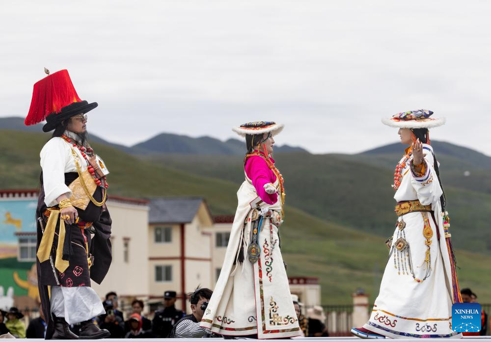 Etnik Tibet Memperagakan Fesyen Budaya Nomad di Sichuan