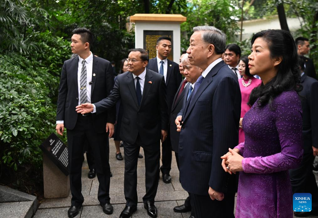 Presiden Vietnam, To Lam melawat makam Pham Hong Thai di Guangzhou, Provinsi Guangdong, selatan China, pada 18 Ogos 2024. Atas undangan Setiausaha Agung Parti Komunis China Pusat Jawatankuasa dan Presiden China, Xi Jinping, To Lam yang juga merangkap Setiausaha Agung Jawatankuasa Pusat Parti Komunis Vietnam melakukan lawatan rasmi ke China dari 18 hingga 20 Ogos. Beliau tiba di Guangzhou pagi Ahad. (Xinhua/Deng Hua)