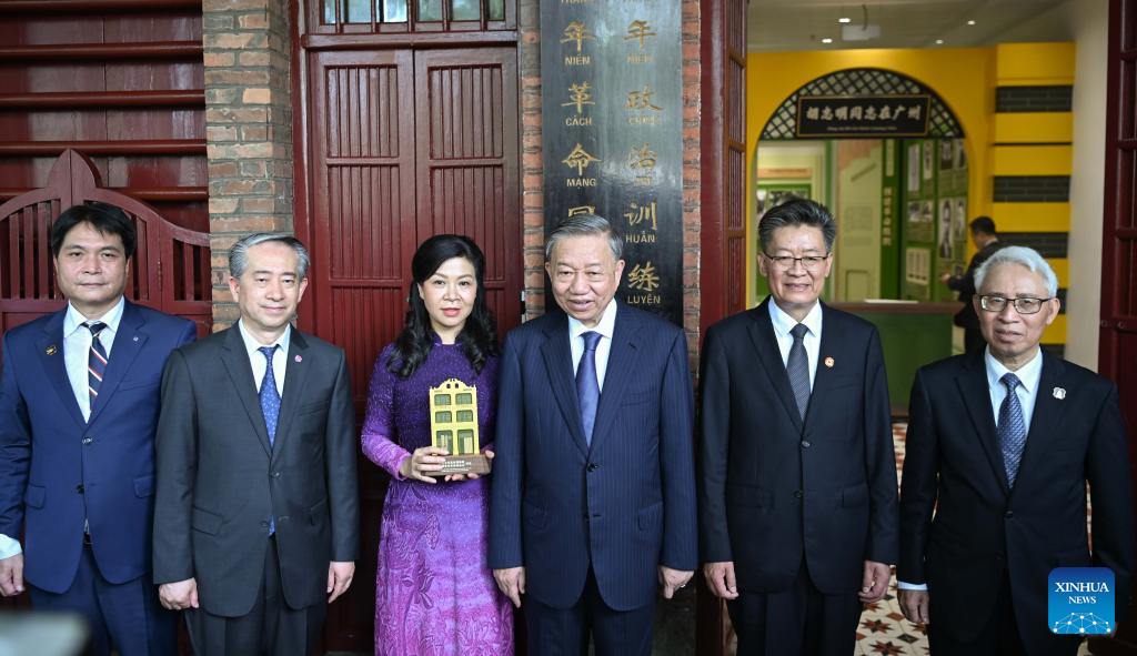 Presiden Vietnam To Lam (tiga dari kanan) melawat tapak peninggalan ibu pejabat Liga Belia Revolusi Vietnam di Guangzhou, Provinsi Guandong, selatan China, pada 18 Ogos 2024. Atas undangan Setiausaha Agung Parti Komunis China Pusat Jawatankuasa dan Presiden China, Xi Jinping, To Lam yang juga merangkap Setiausaha Agung Jawatankuasa Pusat Parti Komunis Vietnam melakukan lawatan rasmi ke China dari 18 hingga 20 Ogos. Beliau tiba di Guangzhou pagi Ahad. (Xinhua/Deng Hua)