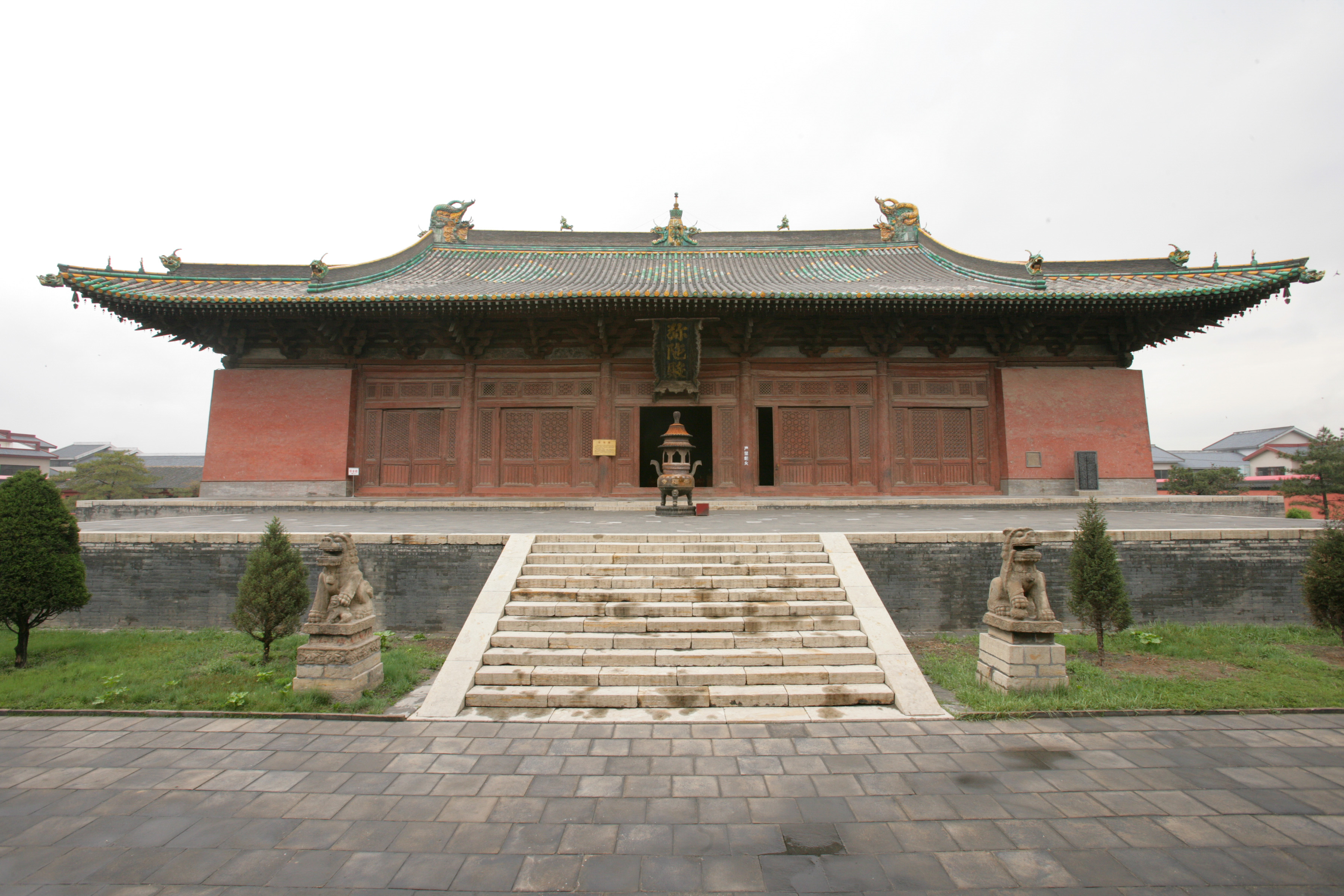 Dibina pada Dinasti Tang, Kuil Chongfu terkenal dengan hiasan dalaman yang cantik dan mewah termasuk tingkap berukir, mural, arca dan sebagainya.