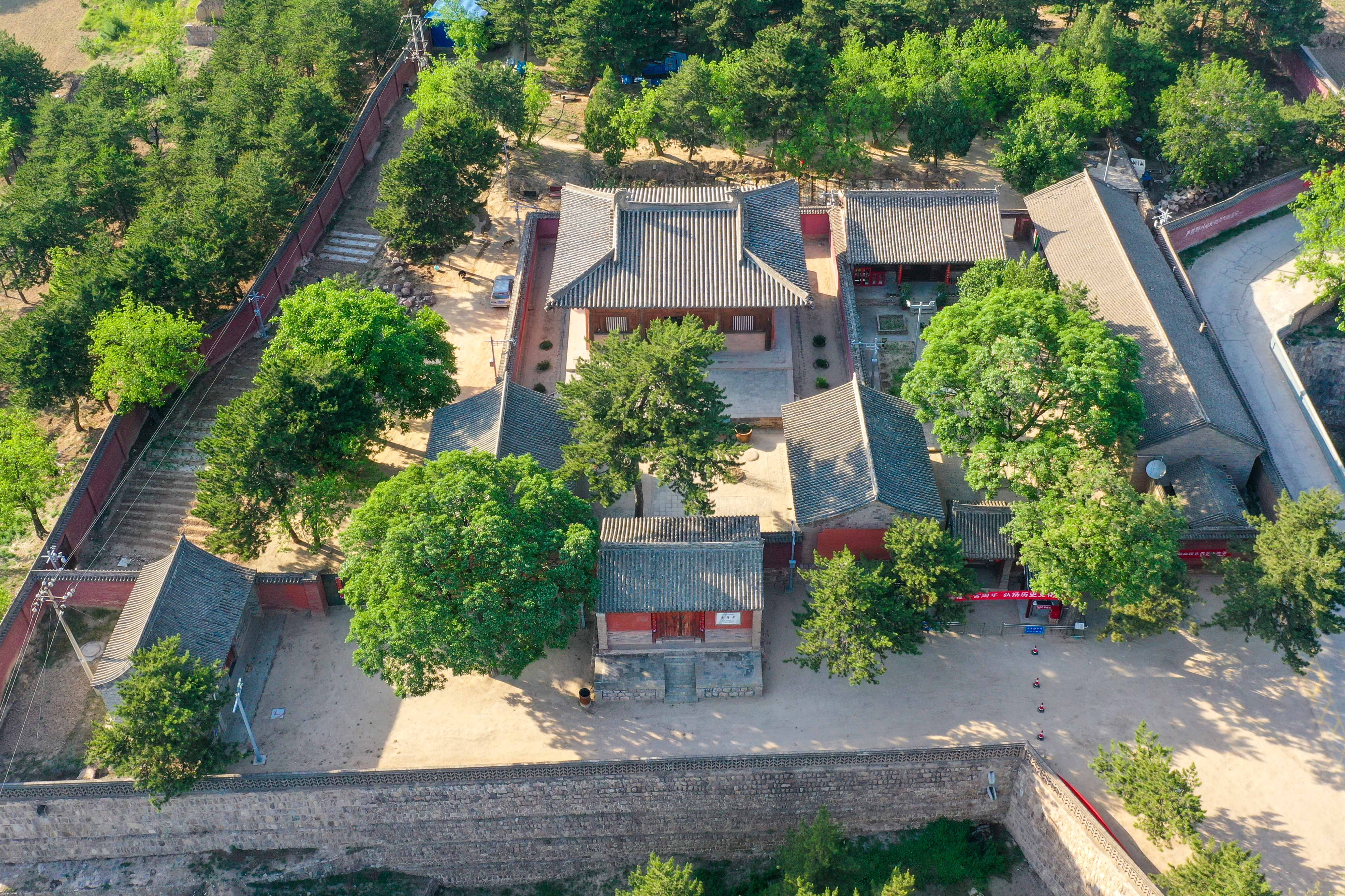 Kuil Nanchan merupakan bangunan kayu Dinasti Tang yang paling lama dan masih terpelihara hingga kini. Ia terkenal dengan arca berwarna di dalamnya, yang mengekalkan sepenuhnya keunikan dan keindahan arca Dinasti Tang.