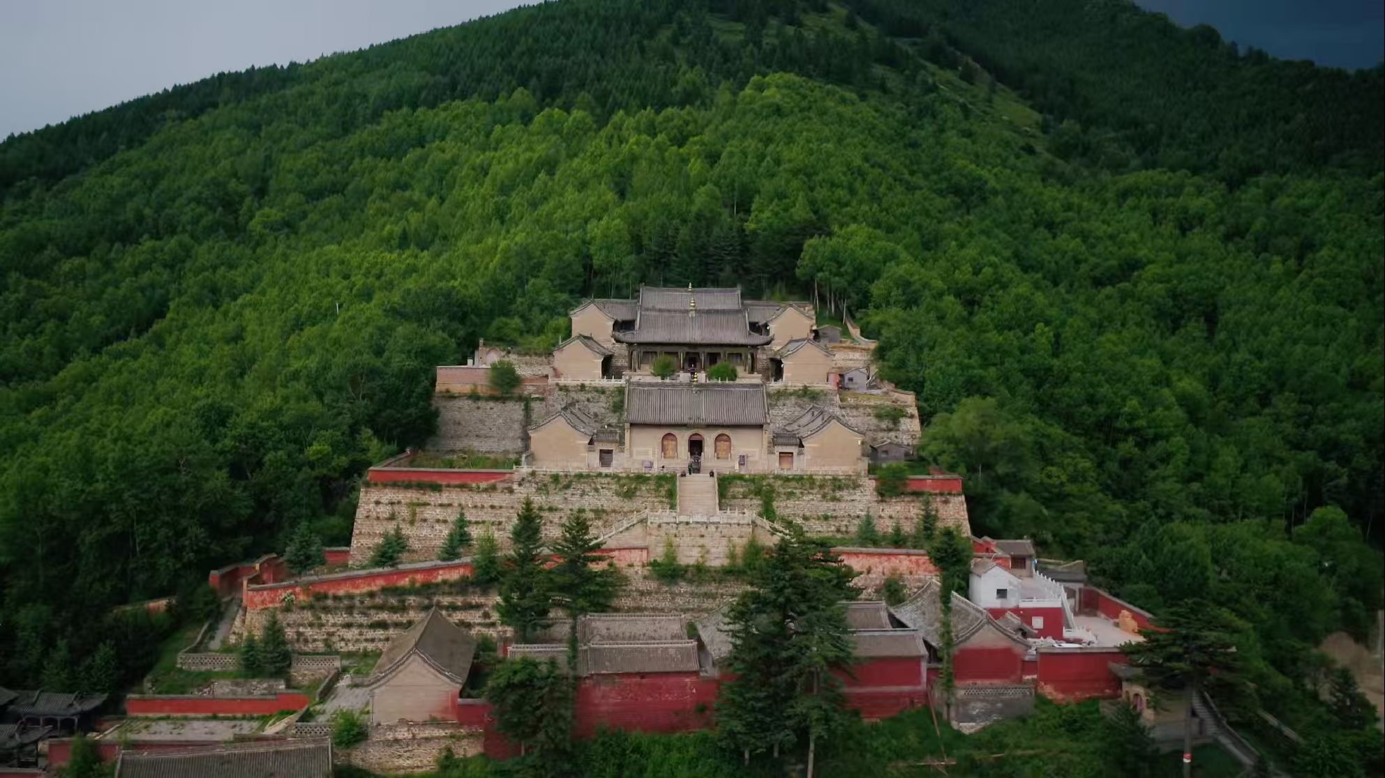 Terletak di Gunung Wutaishan, Kuil Nanshan dibina pada Dinasti Liang (502-557 Masihi) dan terkenal dengan ukiran yang beraneka corak yang merangkumi ukiran bata, batu dan kayu.