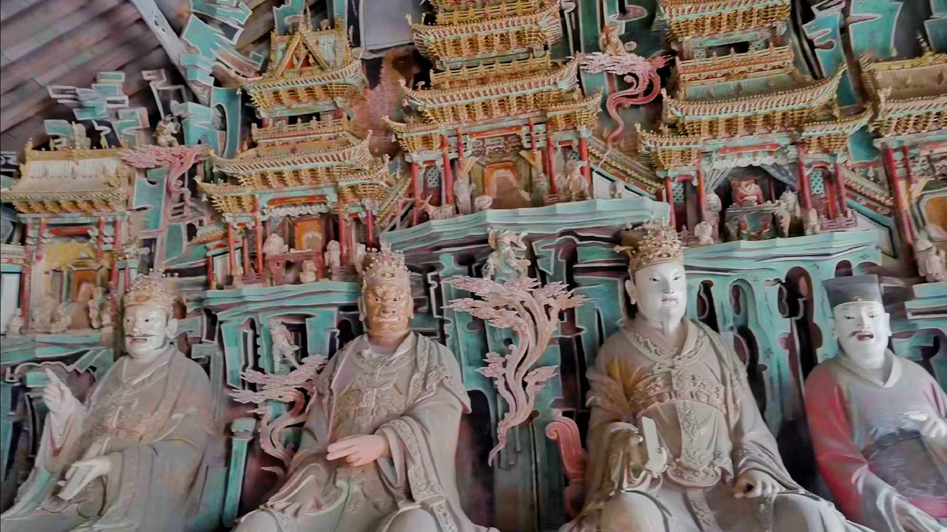 Kuil Chongqing dibina pada Dinasti Song. Ia terkenal dengan arca Buddha di dalamnya yang dianggap oleh dunia seni sebagai mahakarya antara arca Dinasti Song.