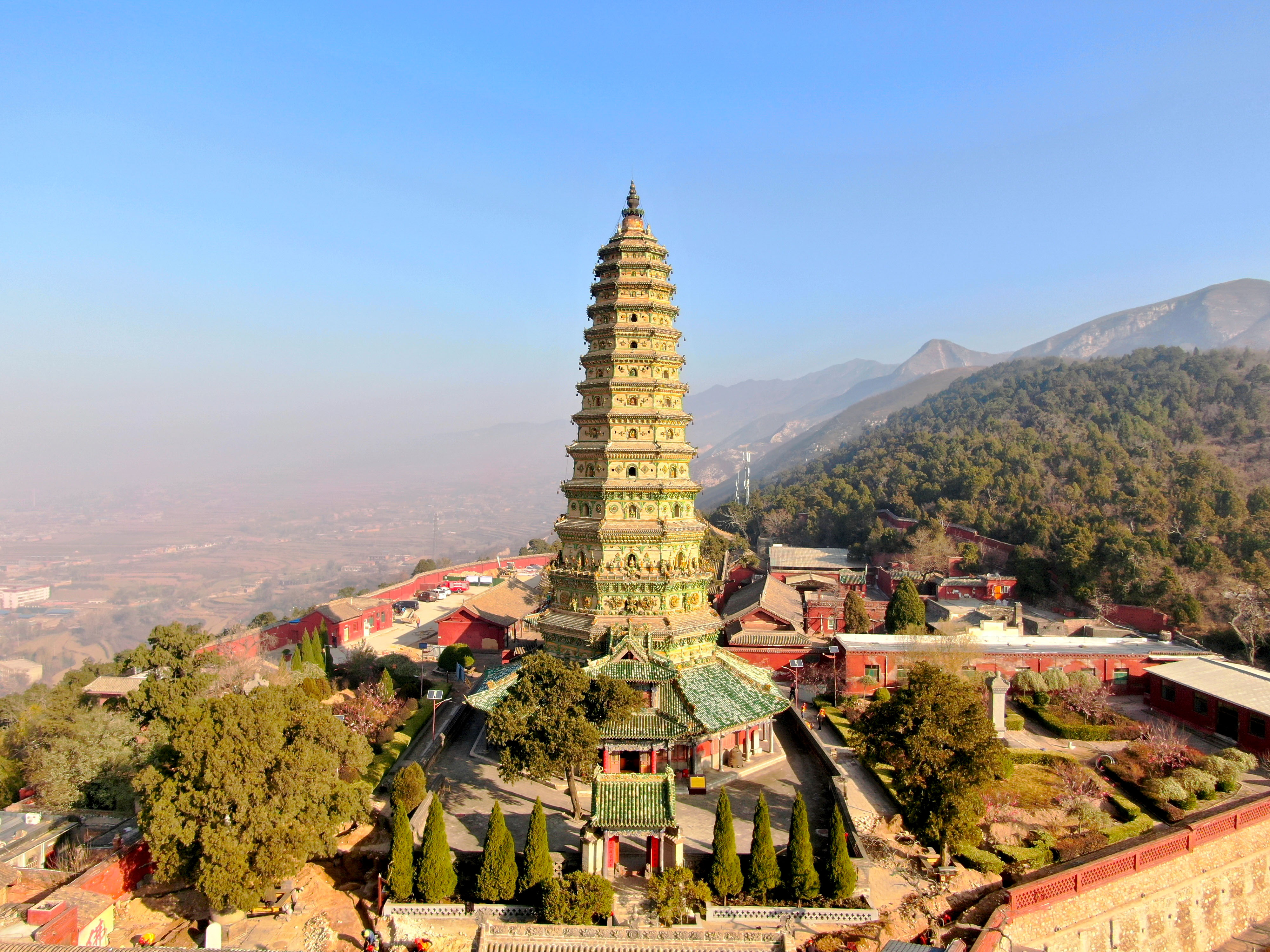 Dibina pada Dinasti Han, Kuil Guangsheng terkenal dengan Pagoda Feiyong yang dibuat daripada batu penyepuh yang berbagai warna serta koleksi kitab Buddha dan mural di dalamnya.