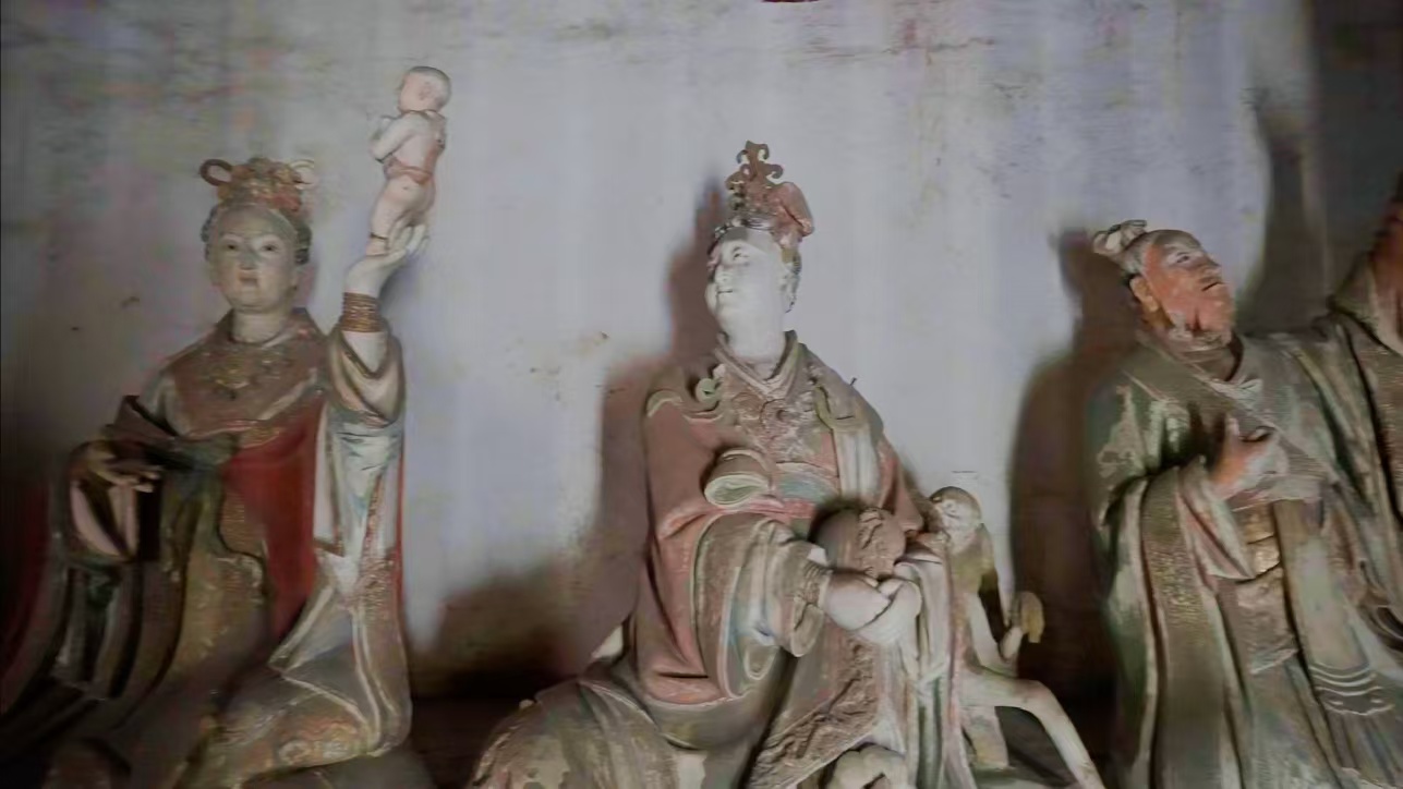 Di dalam Kuil Yuhuang, terletak arca tiga dinasti, iaitu Dinasti Song, Yuan dan Ming yang jumlahnya lebih 300.