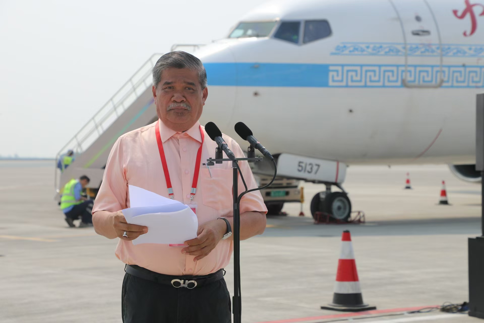 Menteri Pertanian dan Keterjaminan Makanan Malaysia, Mohamad Sabu menyampaikan ucapan sempena ketibaan durian segar pertama dari Malaysia di Lapangan Terbang Kargo Zhengzhou, Provinsi Henan di tengah China pada 25 Ogos 2024. (Foto ihsan Kementerian Pertanian dan Keterjaminan Makanan Malaysia kepada People’s Daily Online)