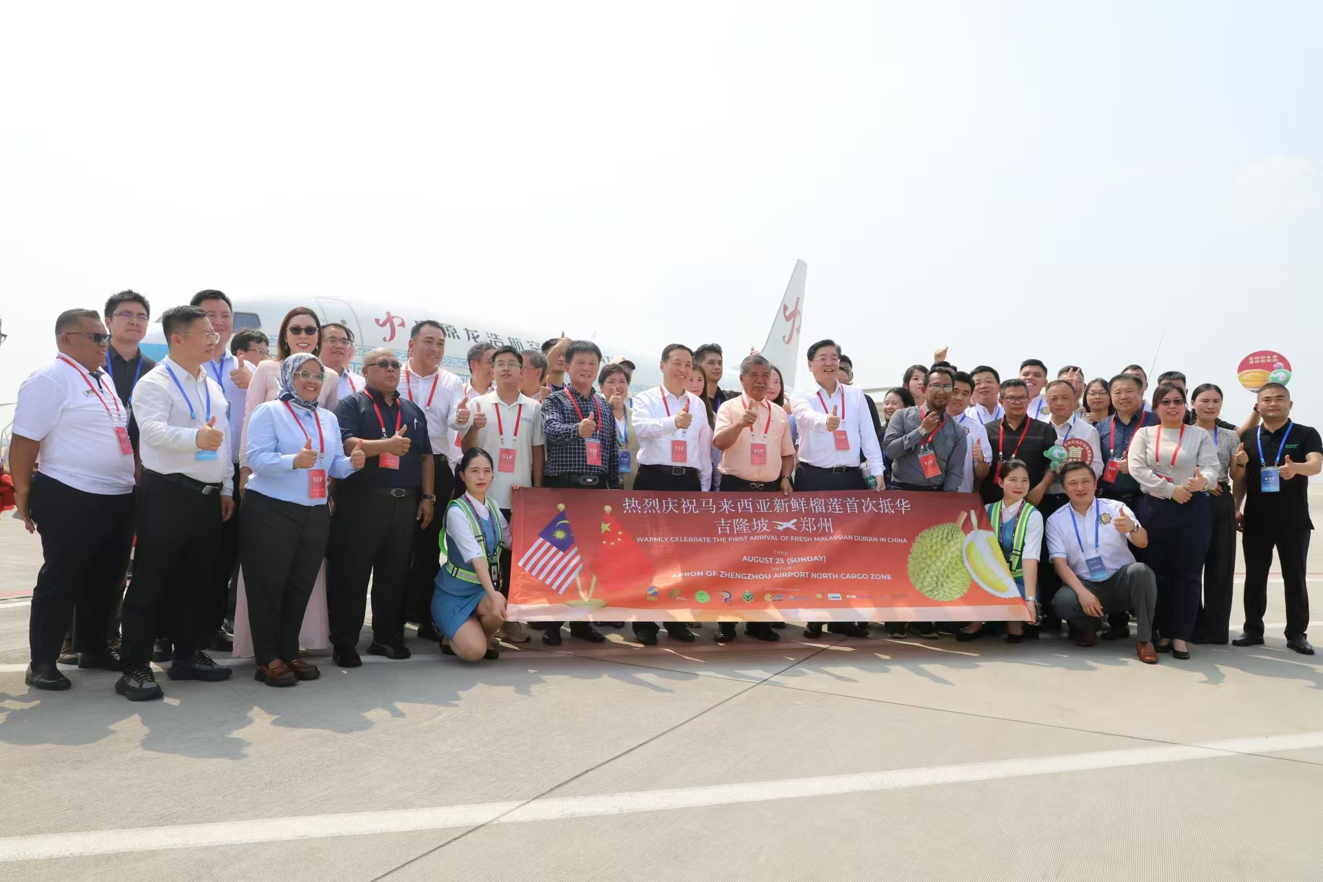 penghantaran durian segar pertama Malaysia ke China tiba di Lapangan Terbang Kargo Zhengzhou, Provinsi Henan pada Ahad.
