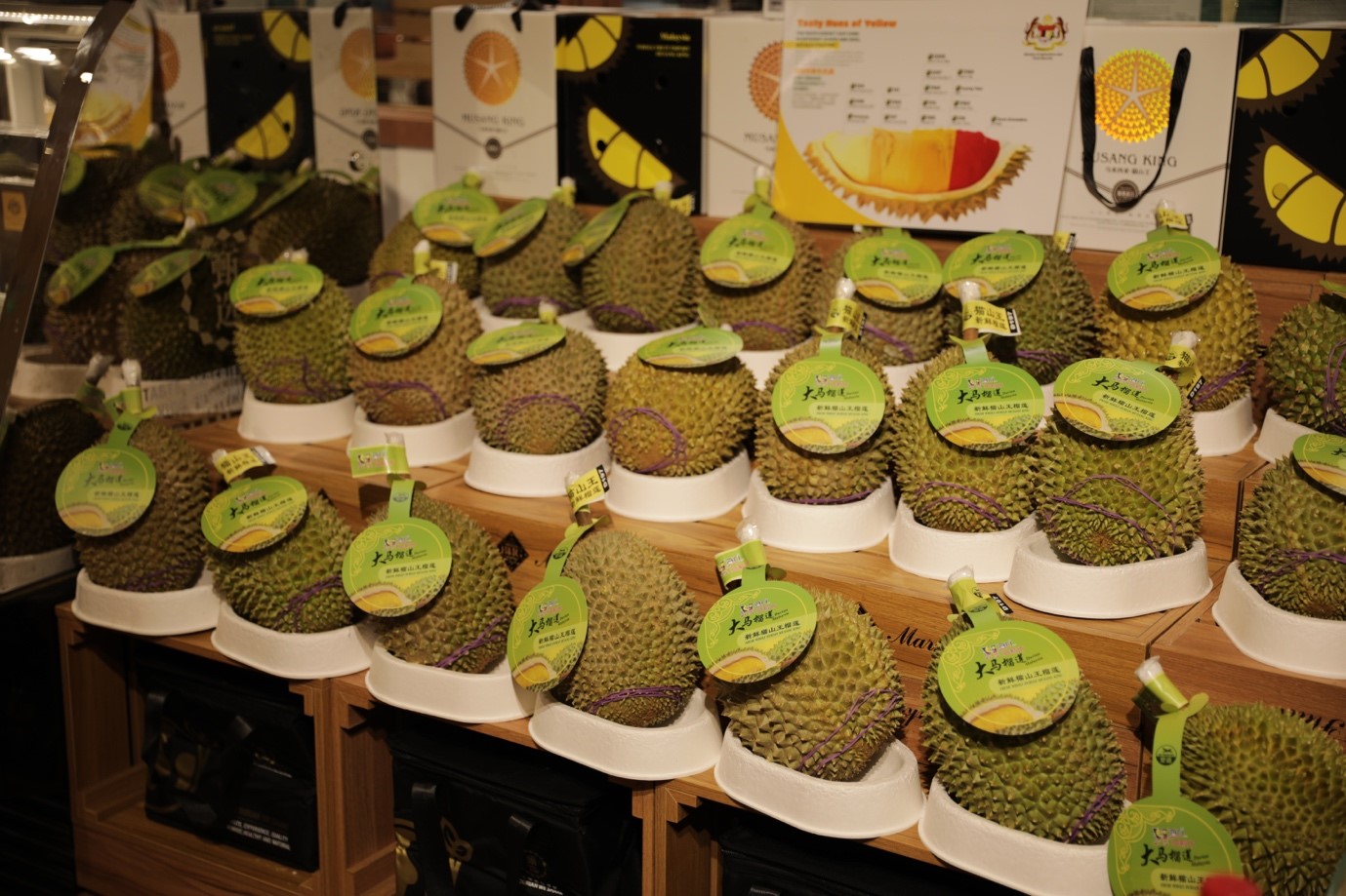 Durian segar pertama dari Malaysia yang dijual di sebuah pasar raya di Beijing, China sempena program Taste of Malaysia 2024 pada 26 Ogos 2024. (People’s Daily Online/Wang Jing)
