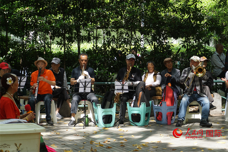 Penduduk tempatan bermain alat muzik di sebuah taman di Chengdu. (People’s Daily Online/Wang Yuheng)