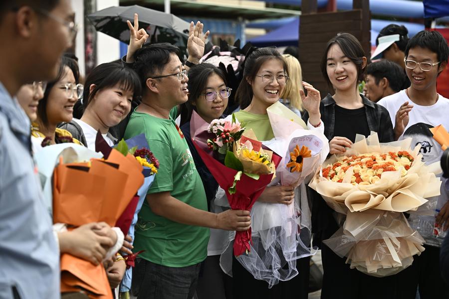 Foto berkumpulan antara para pelajar dengan guru-guru selepas tamatnya peperiksaan kemasukan kolej kebangsaan di Yinchuan, Wilayah Autonomi Ningxia Hui di barat daya China pada 8 Jun 2024. (Xinhua/Wang Peng)