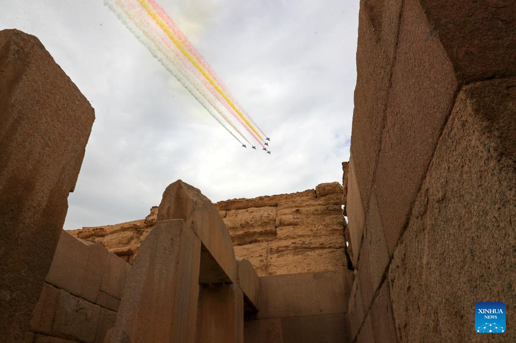 Jet pejuang selinap J-10 daripada Pasukan Aerobatik Bayi terbang melintasi kawasan pemandangan Piramid Giza di Giza, Mesir, 28 Ogos 2024. Formasi penerbangan itu berada di Mesir untuk pertunjukan udara, yang dijadualkan dari 3 hingga 5 September. (Xinhua/Sui Xiankai)