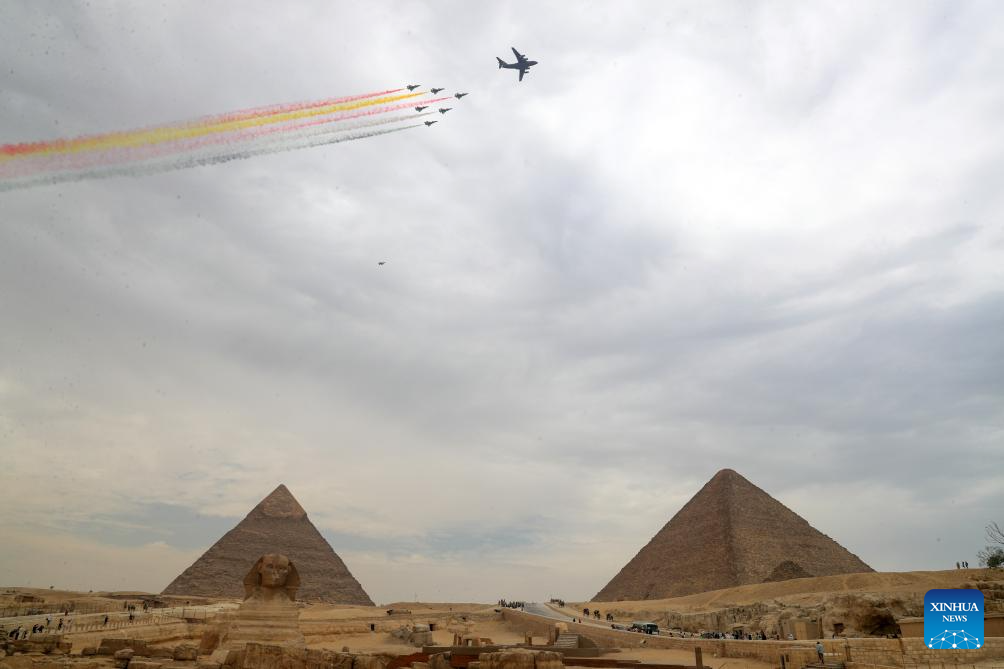 Pesawat pengangkut besar Y-20 yang dibangunkan oleh China, dan jet pejuang selinap J-10 dari Pasukan Aerobatik Bayi terbang melintasi tempat indah Piramid Giza di Giza, Mesir, 28 Ogos 2024. Formasi penerbangan berada di Mesir selama pertunjukan udara, dijadualkan dari 3 hingga 5 September. (Xinhua/Sui Xiankai)