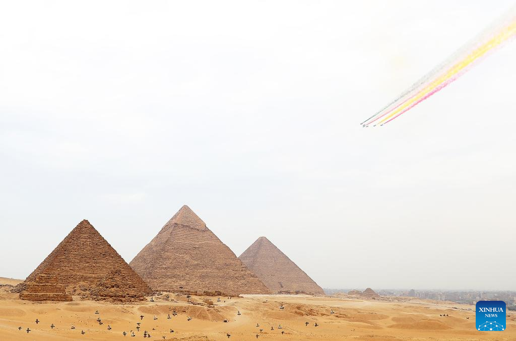 Jet pejuang selinap J-10 daripada Pasukan Aerobatik Bayi terbang melintasi kawasan pemandangan Piramid Giza di Giza, Mesir, 28 Ogos 2024. Formasi penerbangan itu berada di Mesir untuk pertunjukan udara, yang dijadualkan dari 3 hingga 5 September. (Xinhua /Wang Dongzhen)