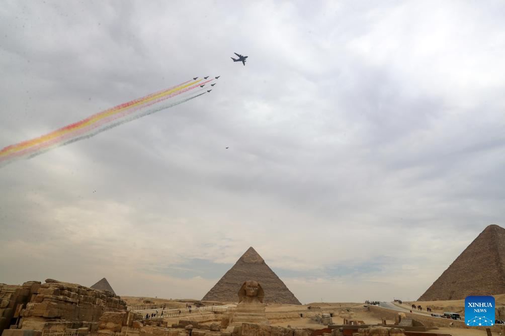 Pesawat pengangkut besar Y-20 yang dibangunkan oleh China, dan jet pejuang selinap J-10 dari Pasukan Aerobatik Bayi terbang melintasi tempat indah Piramid Giza di Giza, Mesir, 28 Ogos 2024. Formasi penerbangan berada di Mesir sepanjang berlangsungnya pertunjukan udara, dijadualkan dari 3 hingga 5 September. (Xinhua/Sui Xiankai)