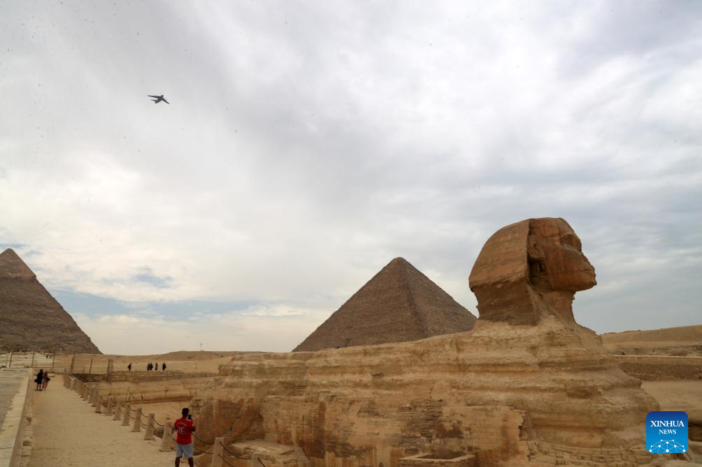 Pesawat pengangkut besar Y-20 yang dibangunkan oleh China, terbang melintasi kawasan pemandangan Piramid Giza di Giza, Mesir, 28 Ogos 2024. Formasi penerbangan itu berada di Mesir untuk pertunjukan udara, yang dijadualkan dari 3 hingga 5 September. ( Xinhua/Sui Xiankai)