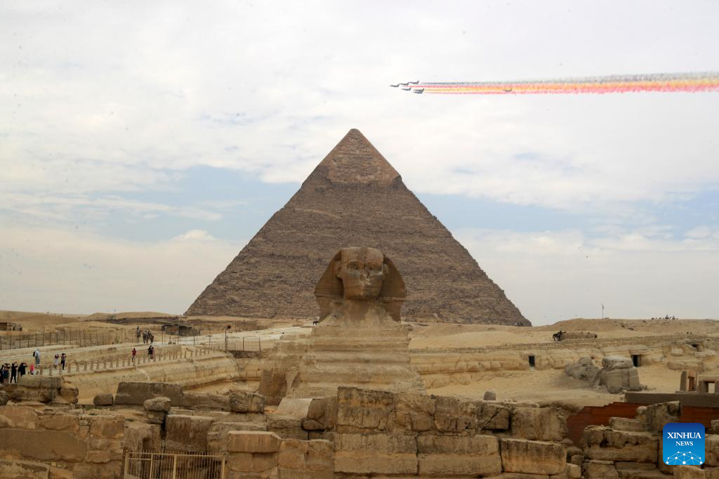 Jet pejuang selinap J-10 daripada Pasukan Aerobatik Bayi terbang melintasi kawasan pemandangan Piramid Giza di Giza, Mesir, 28 Ogos 2024. Formasi penerbangan itu berada di Mesir untuk pertunjukan udara, yang dijadualkan dari 3 hingga 5 September. (Xinhua /Sui Xiankai)