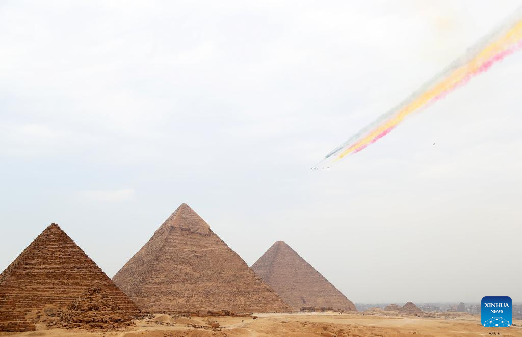 Jet pejuang selinap J-10 daripada Pasukan Aerobatik Bayi terbang melintasi kawasan pemandangan Piramid Giza di Giza, Mesir, 28 Ogos 2024. Formasi penerbangan itu berada di Mesir untuk pertunjukan udara, yang dijadualkan dari 3 hingga 5 September. (Xinhua/Wang Dongzhen)