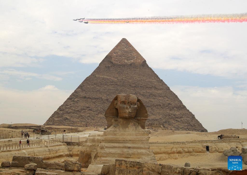 Jet pejuang selinap J-10 daripada Pasukan Aerobatik Bayi terbang melintasi kawasan pemandangan Piramid Giza di Giza, Mesir, 28 Ogos 2024. Formasi penerbangan itu berada di Mesir untuk pertunjukan udara, yang dijadualkan dari 3 hingga 5 September. (Xinhua /Sui Xiankai)