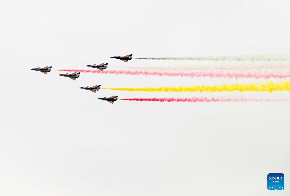 Jet pejuang selinap J-10 daripada Pasukan Aerobatik Bayi terbang melintasi kawasan pemandangan Piramid Giza di Giza, Mesir, 28 Ogos 2024. Formasi penerbangan itu berada di Mesir untuk pertunjukan udara, yang dijadualkan dari 3 hingga 5 September. (Xinhua/Wang Dongzhen)