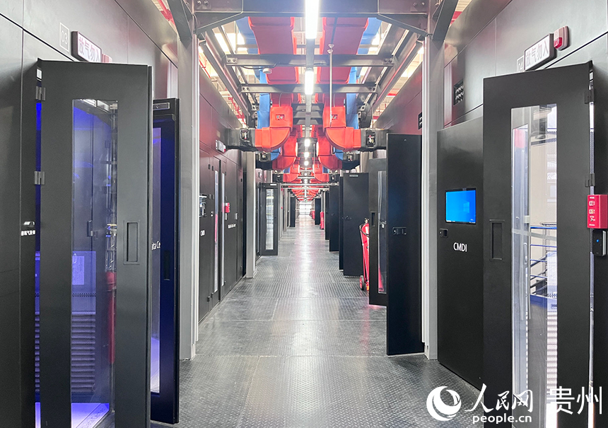 Foto menunjukkan pusat data China Mobile, operator telekomunikasi terkemuka negara, yang terletak di Kawasan Baharu Gui’an, Provinsi Guizhou, barat daya China. (People’s Daily Online/Chen Jiequan)