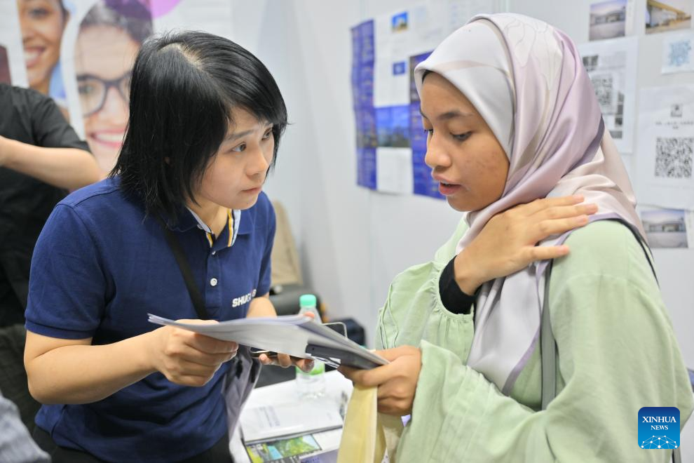 Penduduk tempatan menyertai Ekspo Pendidikan dan Kerjaya Study In China HSK 2024 yang berlangsung serentak dengan Forum Pendidikan Tinggi ASEAN(Malaysia)-China pada 23 Mac 2024. (Xinhua/Cheng Yiheng)