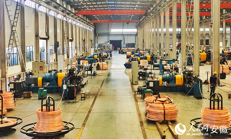 Foto produk tembaga yang sedang diproses di sebuah bengkel di Syarikat Kumpulan Tembaga Tuomeiwei Anhui yang terletak di kaunti Fengyang, bandar Chuzhou, Provinsi Anhui, timur China. (People’s Daily Online/Zhou Kun)