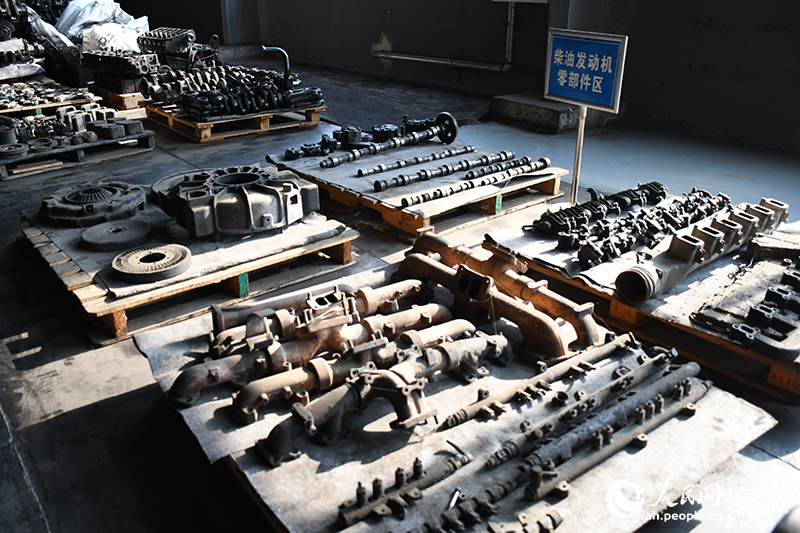 Foto menunjukkan bahagian enjin kereta yang telah dirungkai. (People’s Daily Online/Zhou Kun)