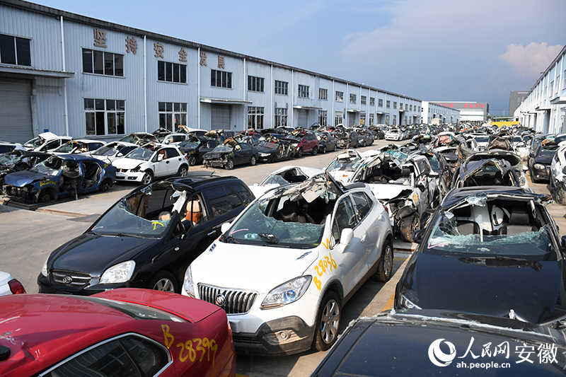 Foto menunjukkan kereta skrap menunggu proses pembongkaran. (People’s Daily Online/Zhou Kun)
