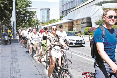 Pelancong asing berbasikal di China. (epaper.ynet.com/foto ikhsan Liu Lichao)