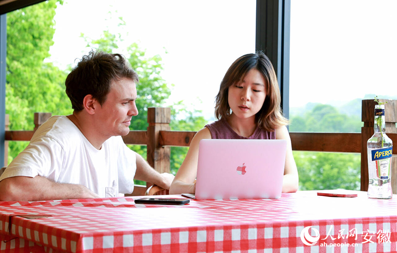 Adrien Brill dan isterinya, Qiu Tong. (People’s Daily Online/Zhang Jun)