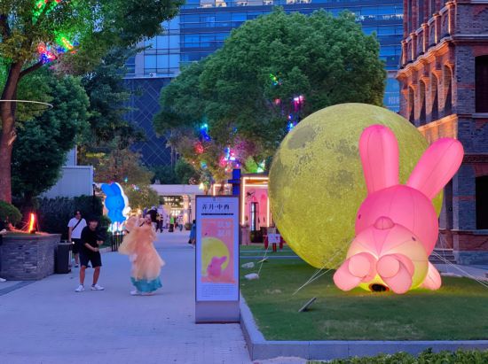 Tanglung Arnab Gergasi Meriahkan Suasana Pesta Kuih Bulan di Shanghai
