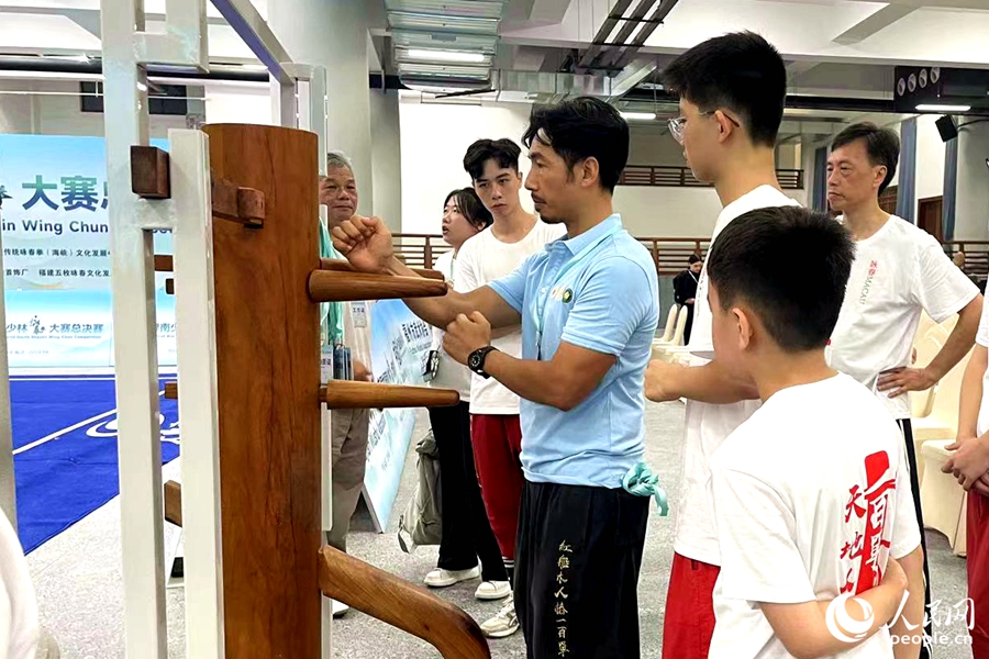 Individu dari kumpulan umur berbeza mengamalkan Wing Chun. (People’s Daily Online/Lin Ying)