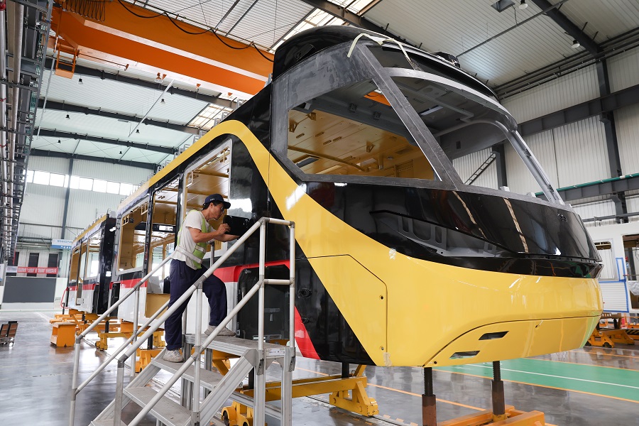 Gambar ini memperlihatkan sebuah trem berkuasa hidrogen sedang dipasang di pangkalan industri transit rel CRRC di Yibin, provinsi Sichuan. (vip.people.com.cn)