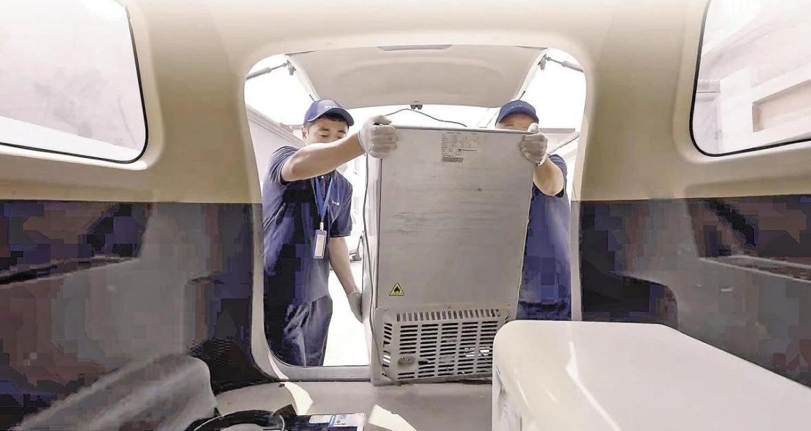 Foto menunjukkan petugas yang bertanggunjawab untuk mengumpulkan peti sejuk terpakai di China.