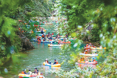 Foto memperlihatkan pelancong sedang berakit di kawasan pemadangan di kaunti Shibing, Kawasan Autonomi Qiandongnan Miao dan Dong di Provinsi Guizhou. (Foto Mo Guibin)