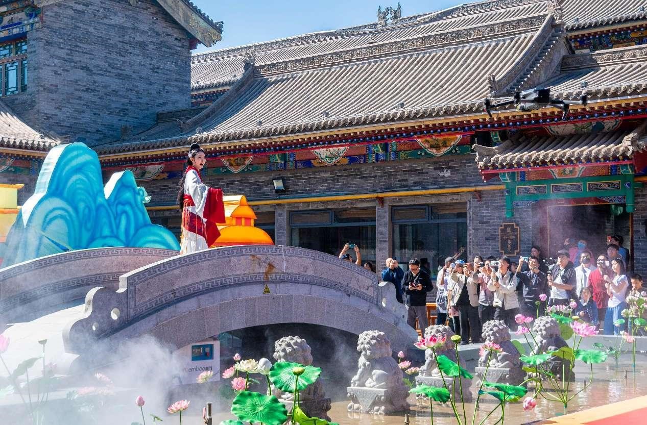 Persembahan seni yang mengasyikkan dipentaskan di blok kebudayaan di Hohhot, wilayah autonomi Mongolia Dalam, utara China. (People’s Daily Online/Ding Genhou)