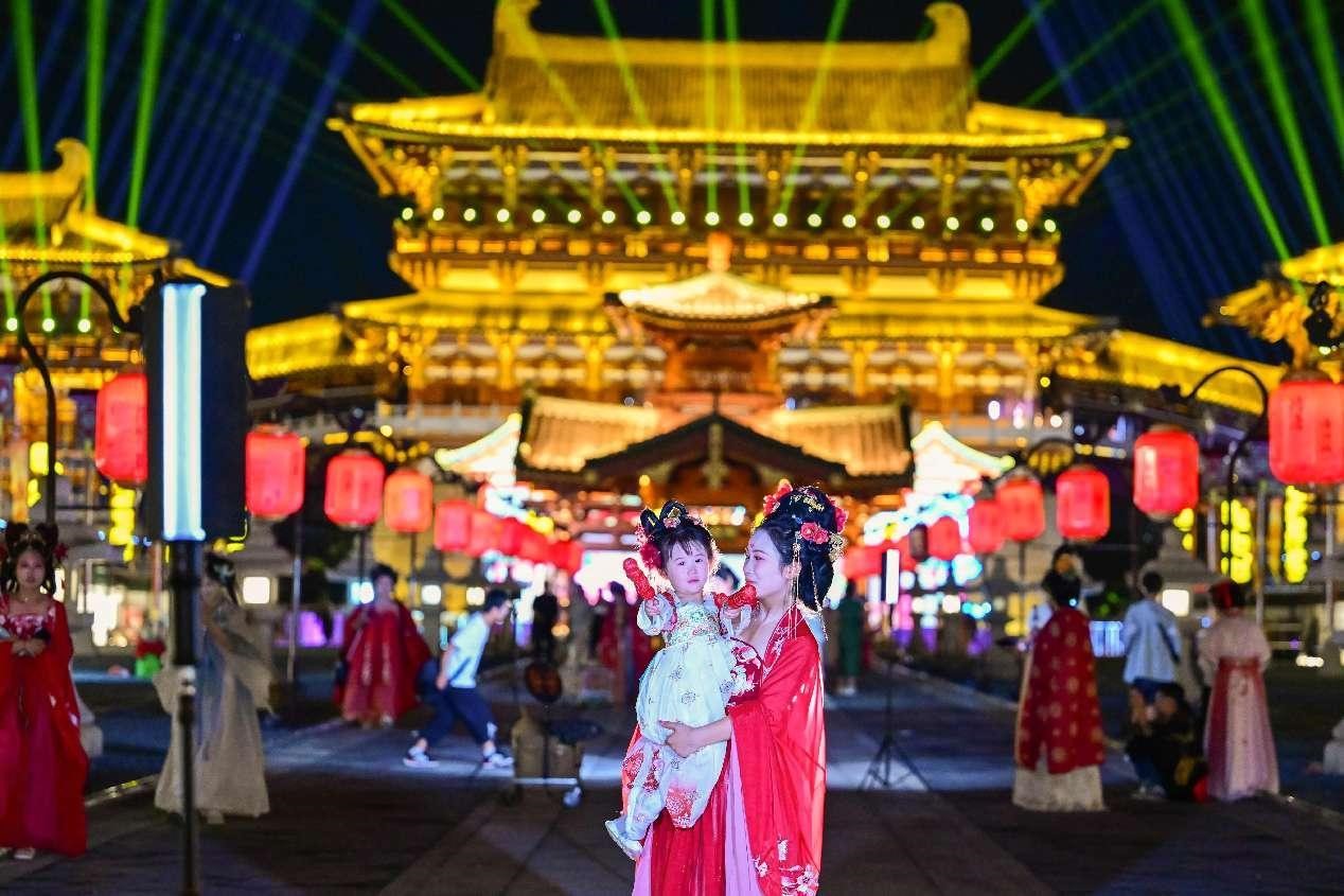 Pelancong bergambar di tapak pelancongan di Luoyang, provinsi Henan, tengah China, 18 Julai 2024. (People's Daily Online/Li Weichao)