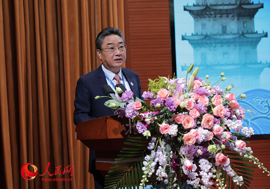 Setiausaha Agung Pusat China-ASEAN, Shi Zhongjun sedang menyampaikan ucaptama semasa aktiviti pertukaran kebudayaan yang bertemakan ‘Entering Chinese Civilization - Maritime Silk Road Imprint, World Heritage Quanzhou’ di Beijing Language and Culture University, pada 27 September 2024. (People’s Daily Online/Wang Jing)