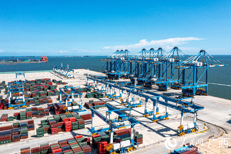 Foto memperlihatkan trak memasuki China melalui Youyiguan atau Laluan Persahabatan di sempadan China-Vietnam di Wilayah Autonomi Guangxi Zhuang, selatan China. (Foto ikhsan Jabatan Perdagangan di Guangxi)