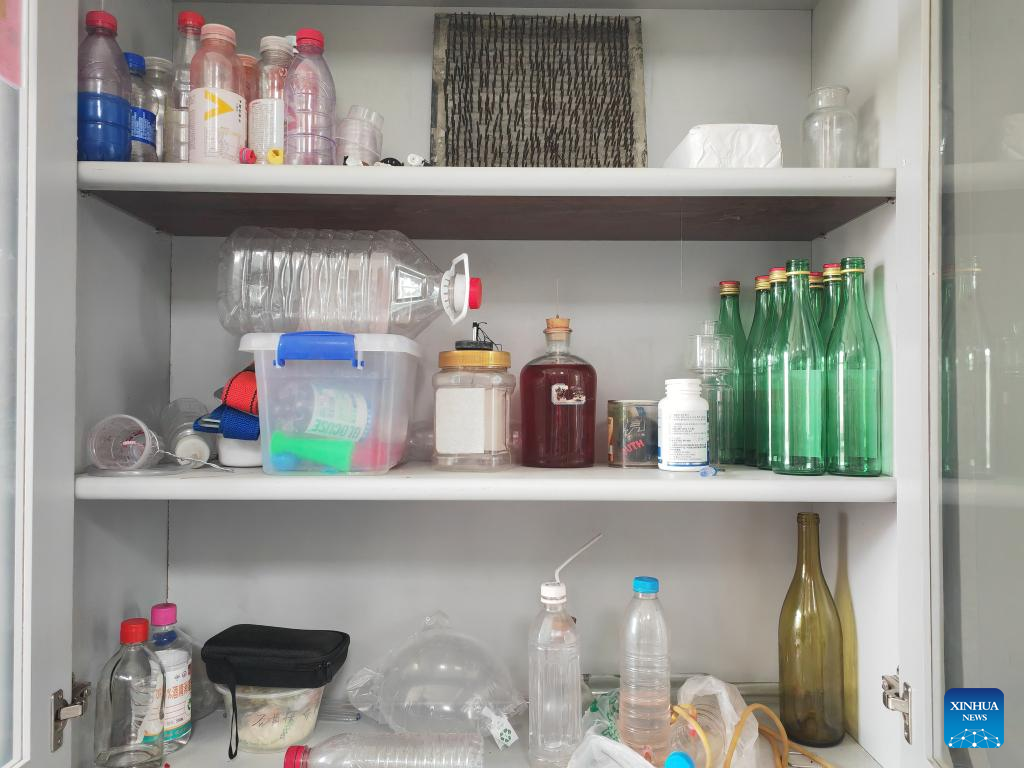 Foto yang diambil pada 4 September 2024 ini menunjukkan peralatan eksperimen yang diubah suai oleh Hu Yongxiang menggunakan bahan-bahan terbuang di bandar Wuzhong, Wilayah Autonomi Hui Ningxia, barat daya China. (Xinhua/Ai Fumei)