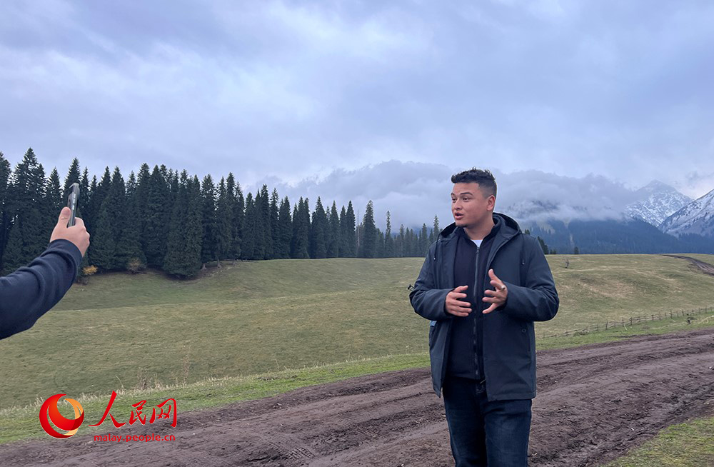 Di Kurdenin, Omarjan terpegun melihat kecantikan gunung-ganang yang puncaknya diselaputi salji dan menjadikannya ilham untuk satu video pendek. Foto oleh Zeng Zhurou, wartawan People's Daily Online
