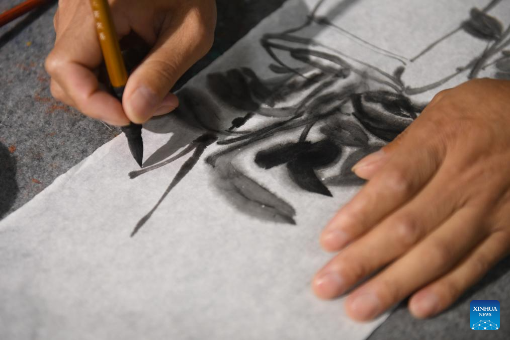 Huang Hongjian melukis di atas sekeping kertas di studionya di kaunti Kaihua di Quzhou, Provinsi Zhejiang, timur China, 9 November 2023. (Xinhua/Weng Xinyang)