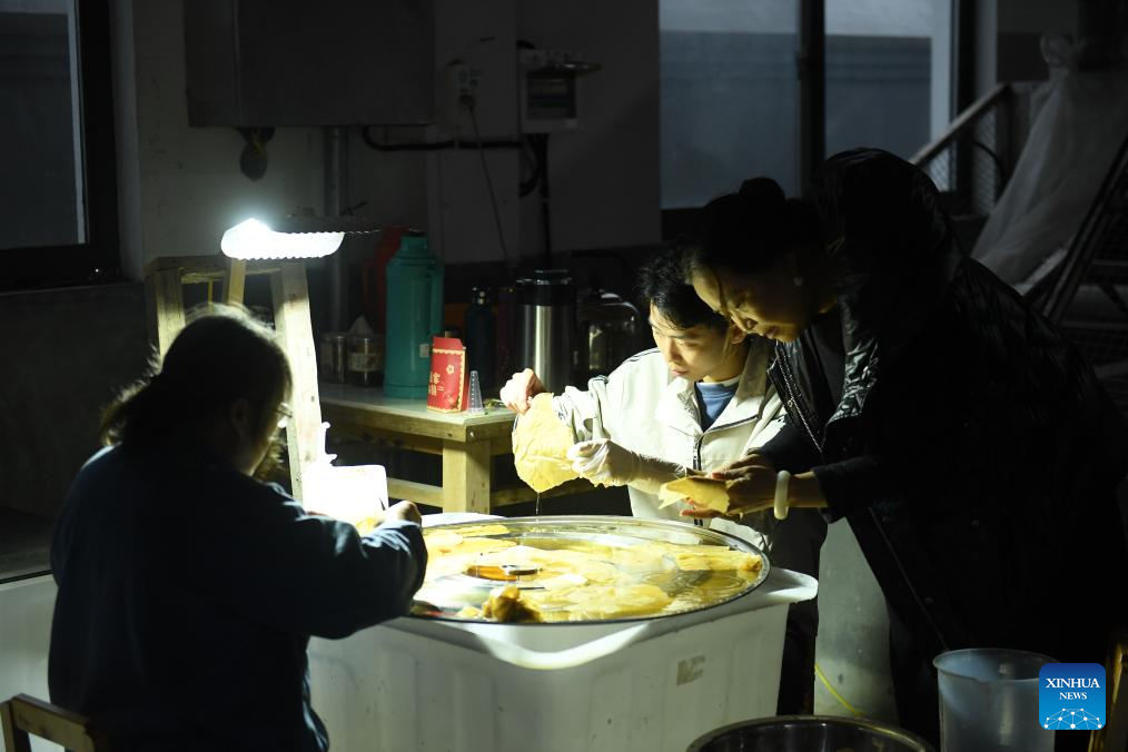 Para pekerja di studio Huang Hongjian di kaunti Kaihua di Quzhou, Provinsi Zhejiang, timur China, 9 November 2023. (Xinhua/Weng Xinyang)