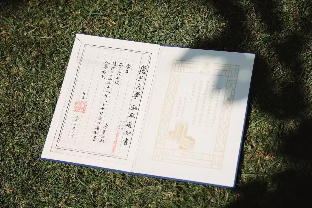 Foto menunjukkan surat kemasukan Universiti Fudan. (Foto ihsan akaun WeChat rasmi Universiti Fudan)