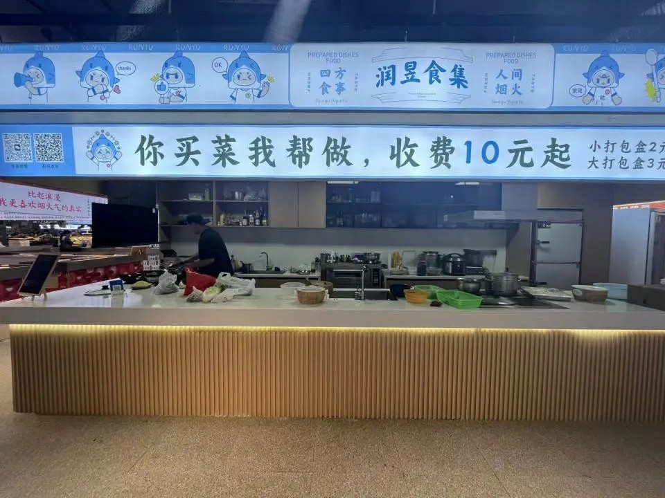 Seorang tukang masak menyediakan makanan di sebuah gerai di pasar basah. Bahan-bahan yang digunakannya adalah daripada pelanggan di pasar yang sama. (Foto ihsan individu yang diwawancara)