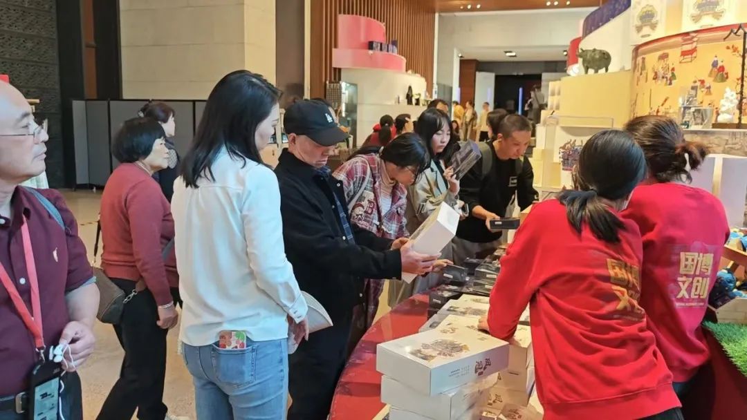 Pelawat memilih produk di kedai produk budaya dan kreatif Muzium Negara China. (Foto ihsan akaun rasmi Beijing Daily)