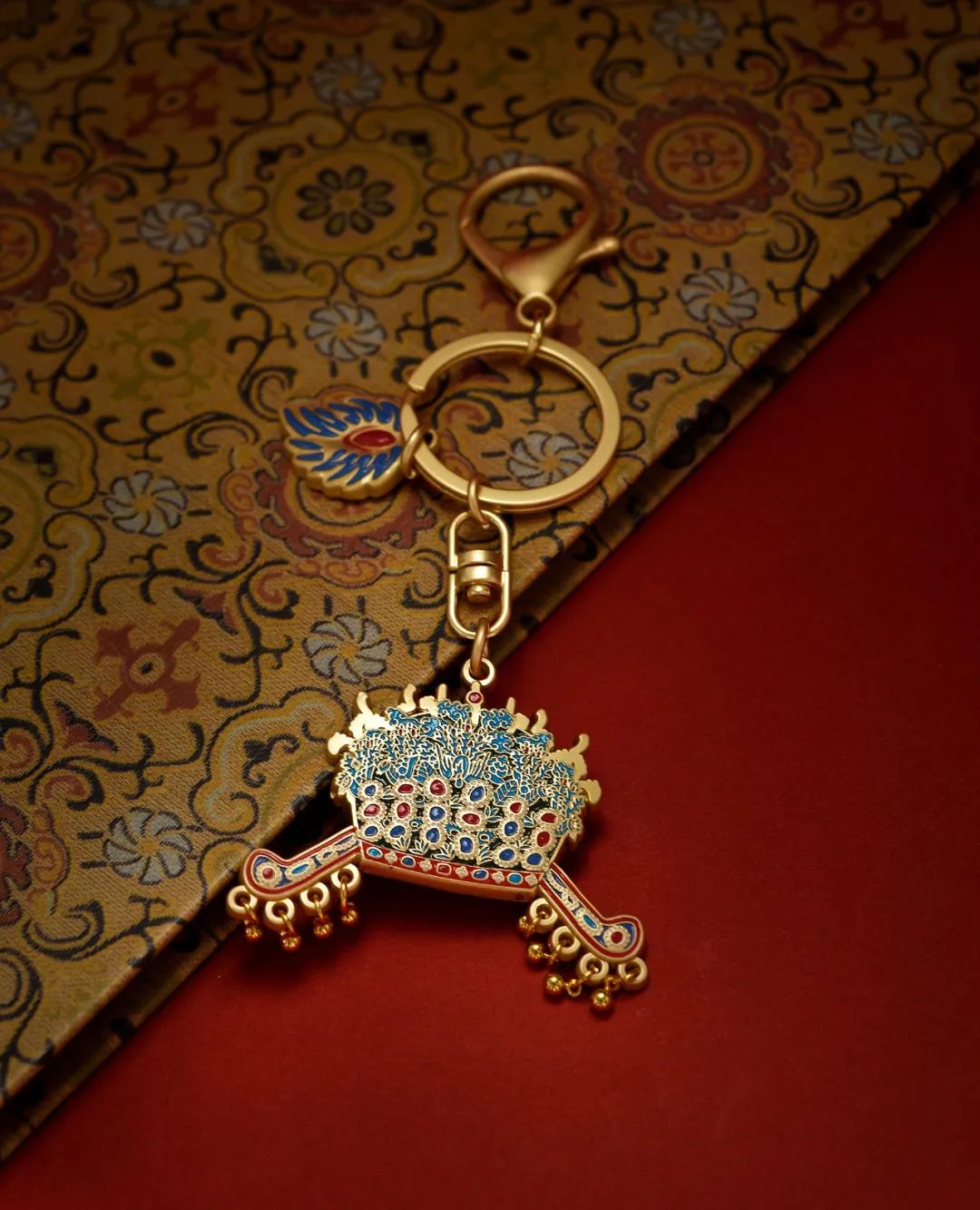 Foto menunjukkan rantai kunci yang diilhamkan oleh Dinasti Ming (1368-1644) mahkota phoenix Maharani Xiaoduan dan dibangunkan oleh Muzium Negara China. (Foto ihsan akaun rasmi Beijing Daily)