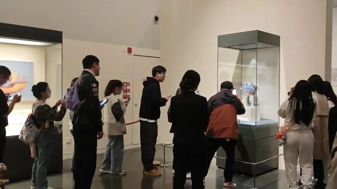 Pengunjung beratur untuk mengambil gambar mahkota phoenix Maharani Xiaoduan Dinasti Ming (1368-1644) di Muzium Negara China. (Foto ihsan akaun rasmi Beijing Daily)