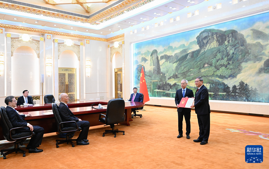 Xi Ditemui Ketua Eksekutif SAR Macao Baharu