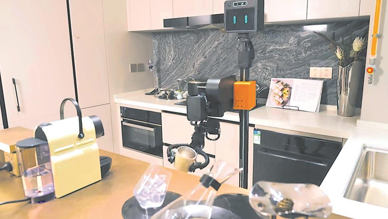 Robot manusia ultra ringan bernama Konka-1 menunjukkan cara mengambil dan memegang cawan. (Foto ihsan Pusat Inovasi Robot Manusia Chengdu)